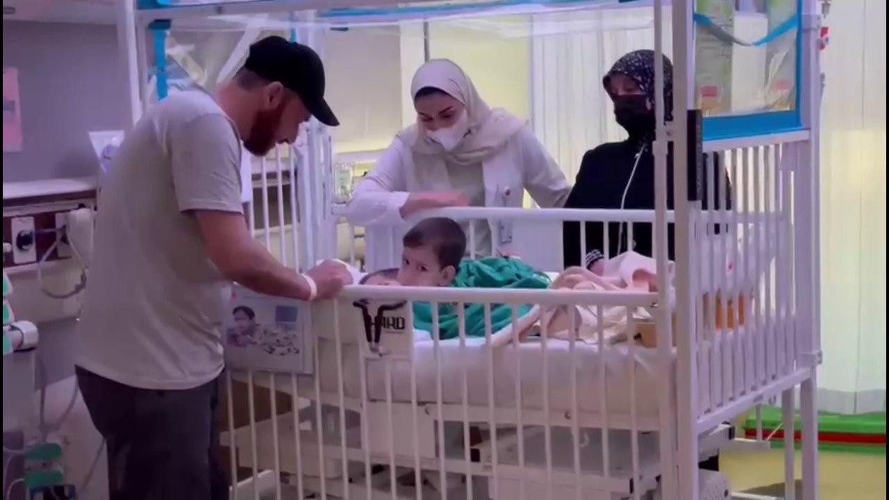 التوأم السيامي السوري " إحسان وبسام " داخل غرفتهما في مستشفى الملك عبدالله التخصصي للأطفال بوزارة الحرس الوطني قبل توجههما لإجراء عملية فصلهما إنفاذاً لتوجيه #الملك_سلمان وولي عهده #العربية  #السعودية