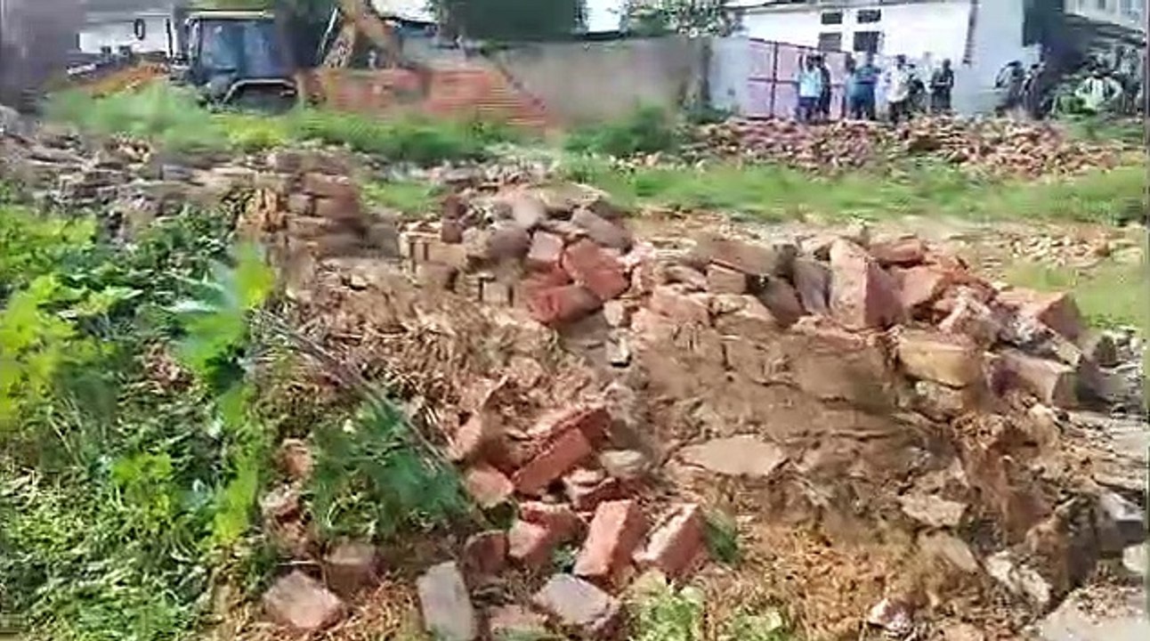 आगरा रोड पर जेडीए का गरजा बुलडोजर, 30 करोड़ की...