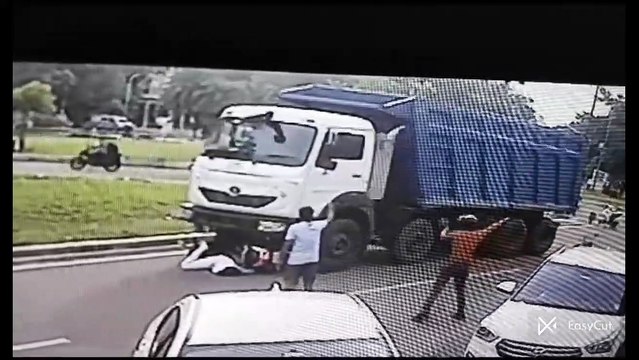 स्कूटी सवार दूसरी छात्रा टक्कर से सडक़ पर गिरकर गम्भीर घायल