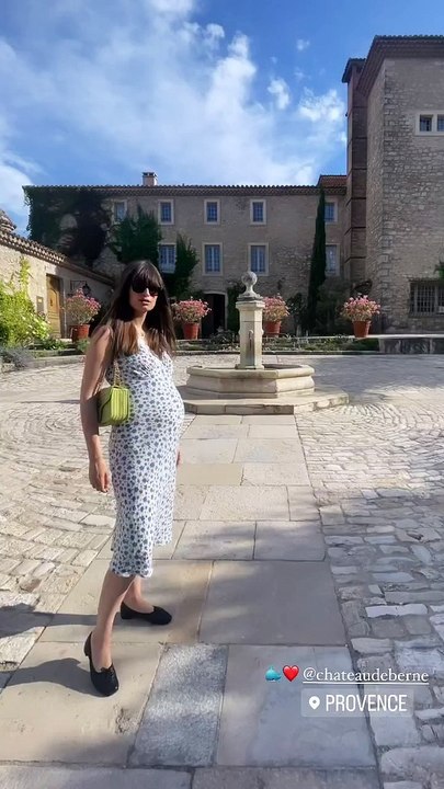 Enceinte d'Alex Kapranos, elle a fait le déplacement jusque dans le Var, en Provence-Alpes-Côte d'Azur, destination Flayosc...Clara Luciani dévoile son baby bump en vacances en Provence.