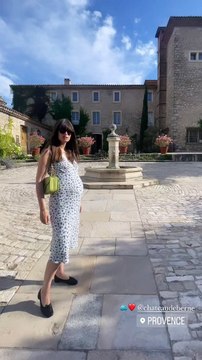 Enceinte d'Alex Kapranos, elle a fait le déplacement jusque dans le Var, en Provence-Alpes-Côte d'Azur, destination Flayosc...Clara Luciani dévoile son baby bump en vacances en Provence.