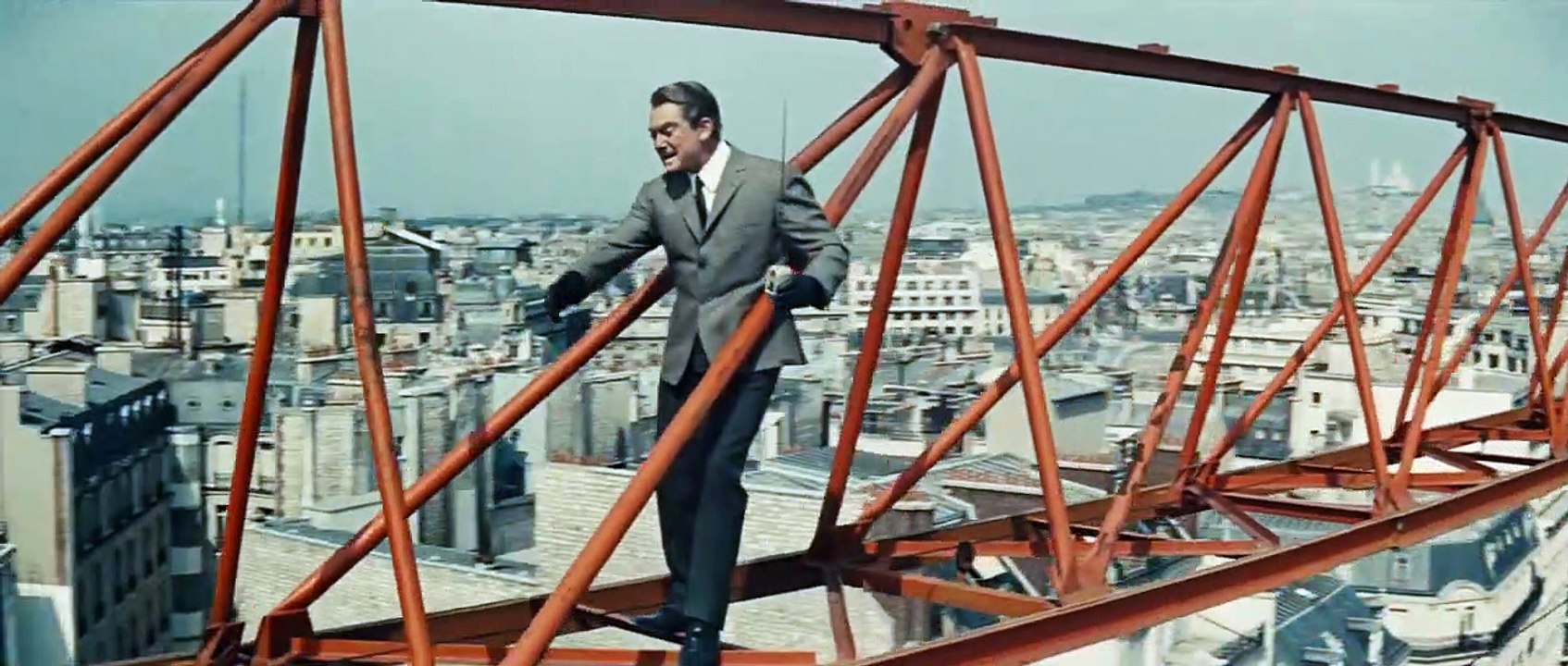 Bande annonce de Fantômas : Louis de Funès se blesse sur le tournage...