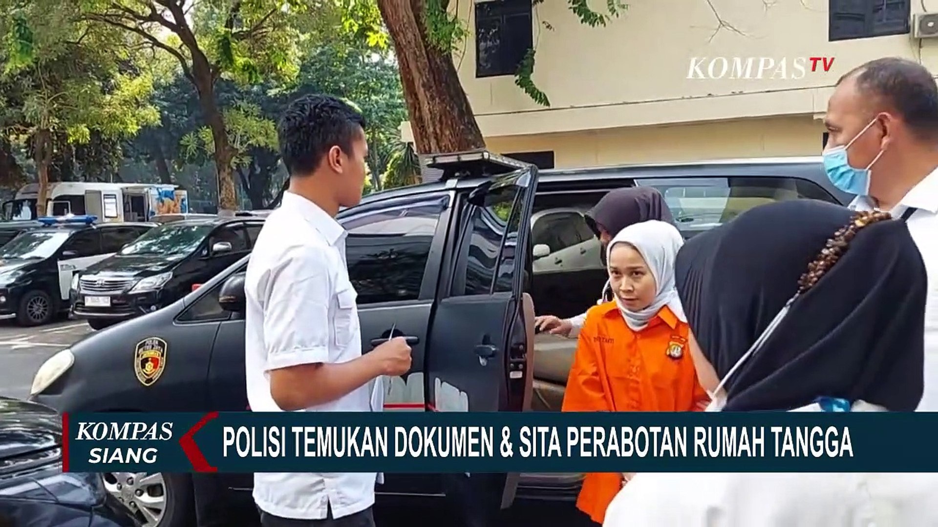⁣Geledah Apartemen Rihana-Rihani Penipu, Polisi Amankan Buku Tabungan Hingga Perabot Rumah Tangga
