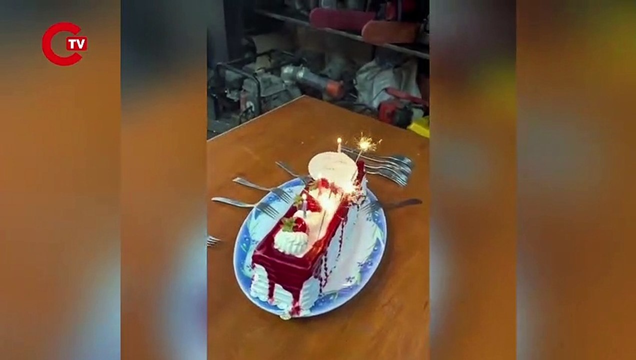 Çırağına sürpriz doğum günü kutlaması yapan ustanın o videosu sosyal medyada viral oldu.
