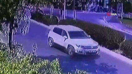 Yolun karşısına geçen kadına otomobil çarpıp kaçtı
