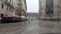 Piazza Duomo a Milano sotto una pioggia torrenziale