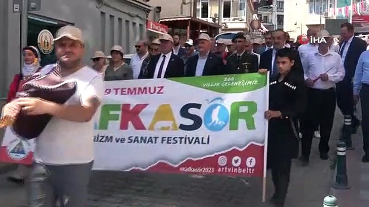 42. Kafkasör Festivali boğalı kortej yürüyüşüyle başladı