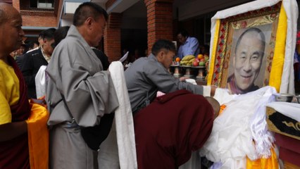 El dalái lama cumple 88 años con su vida y sueño en juicio