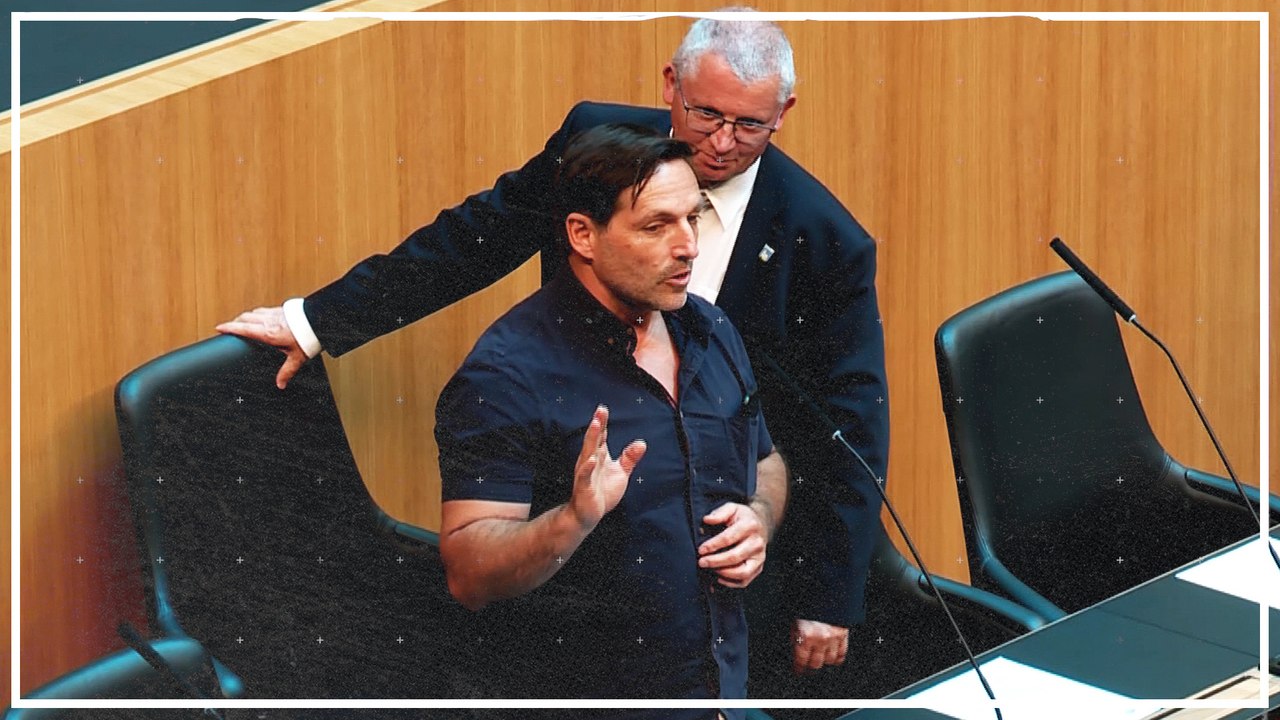 Mann entert österreichische Regierungsbank