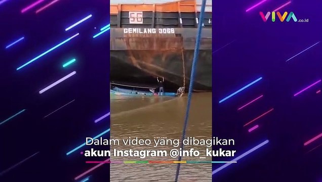 DETIK-DETIK Kapal Kecil Tersedot ke Bawah Kapal Tongkang