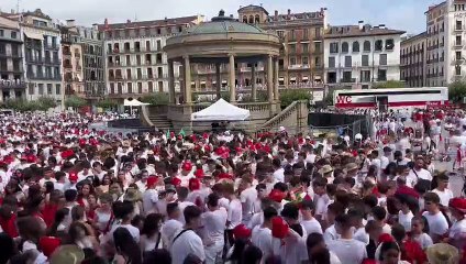 Ambientazo en la Plaza del Castillo a una hora del Chupinazo de San Fermín