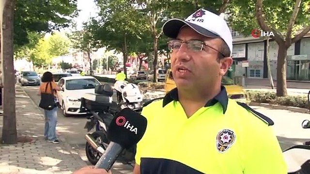Kaskını başına değil, motosikletine takan sürücünün savunması 'pes' dedirtti