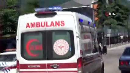 Gaz teli takılı kalan otomobil kaldırıma çıktı: 2 yaralı