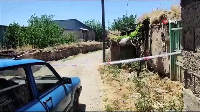 Tunceli'de 2 katlı kerpiç evin bir bölümü çöktü