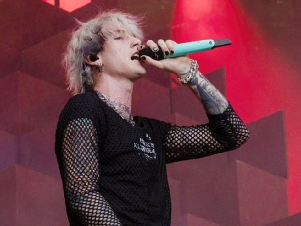 Machine Gun Kelly sorgt mit Spontankonzert in Madrid für Chaos