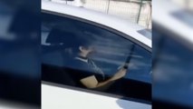 İstanbul'da bir kadın, araç sürerken bir yandan da örgü ördü