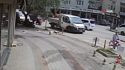 Kamyonet ile elektrikli bisiklet çarpıştı; 1'i bebek 3 yaralı