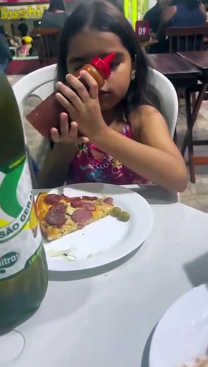 Pizza recouverte de trop de ketchup