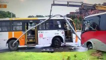 Dois ônibus colidem de frente na Avenida Gal Costa, em Salvador