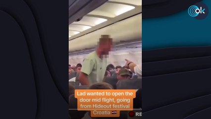 Un boxeador trata de abrir la puerta de un avión en pleno vuelo y pasa esto