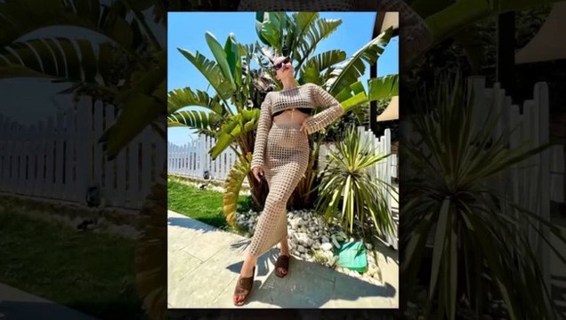 Hamilelik kilolarından kurtulan Fahriye Evcen peş peşe bikinili pozlar verdi