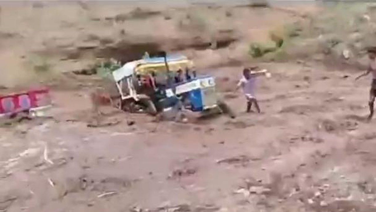 Viral: नदी मे उफान के बीच फंसा ट्रेक्टर,बाल- बाल बचा चालक, देखें Vide