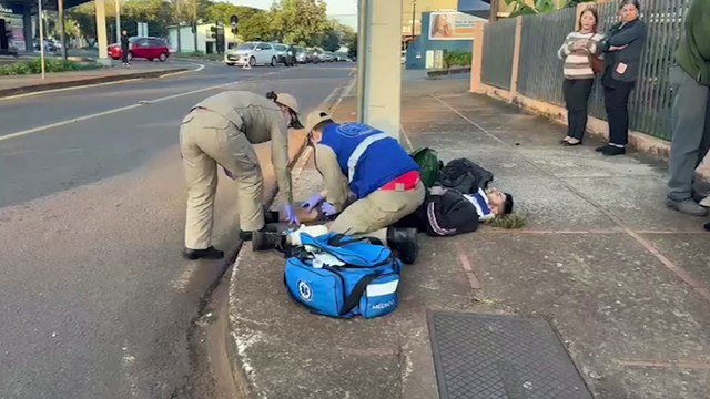 Motociclista tem suspeita de fratura na perna após forte colisão no Parque Verde
