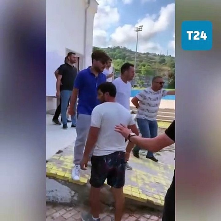 Beylikdüzü Gürpınar Sahili’nde kaçak yapının yıkılmasını engelleyen şahıslar, İBB Zabıta ekiplerini bıçak ve silahla tehdit etti