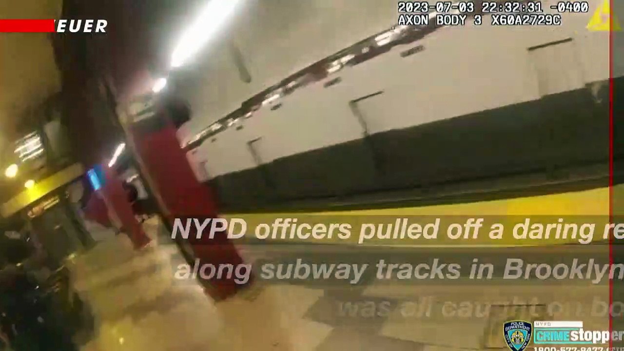 NYPD Officers Save Man Who Fell On Subway Tracks - video Dailymotion