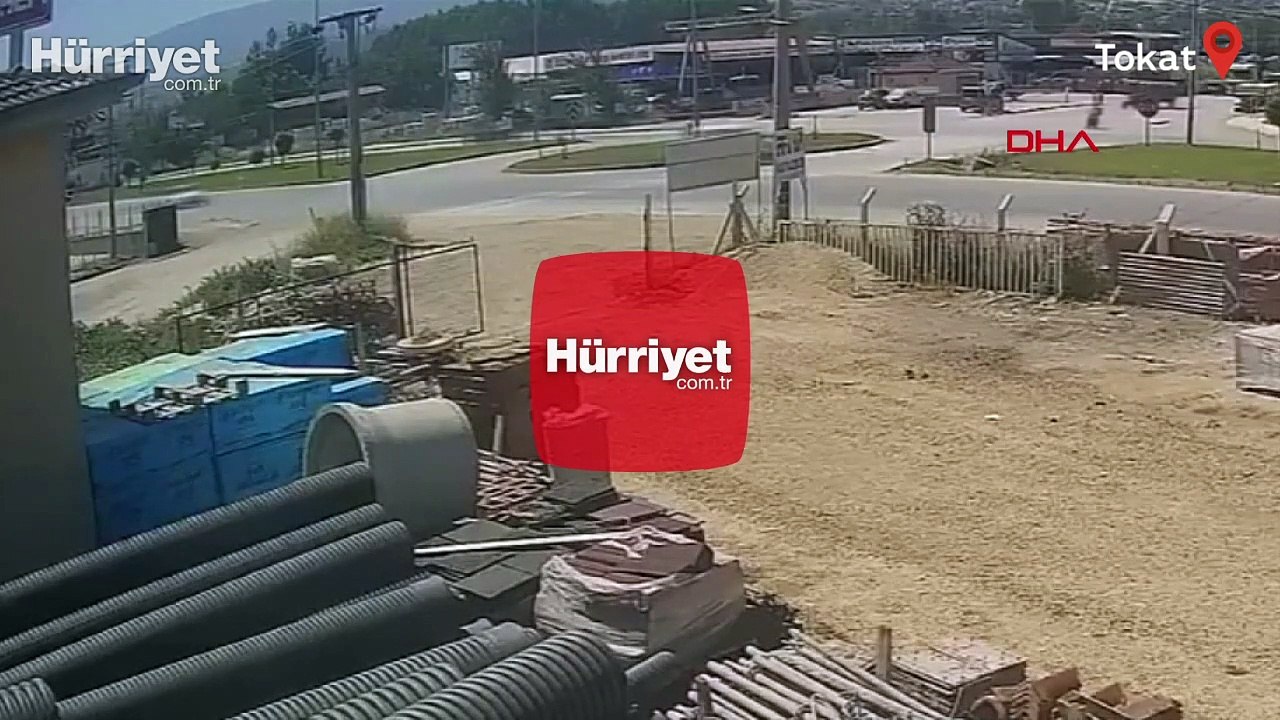 Ters yönden kavşağa giren motosiklet sürücüsü hayatını kaybetti! Kaza anı kamerada