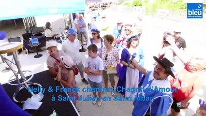 Nelly Sorbier et Franck Daumas, animateurs à France Bleu Drôme Ardèche, chantent à Saint-Julien en Saint-Alban