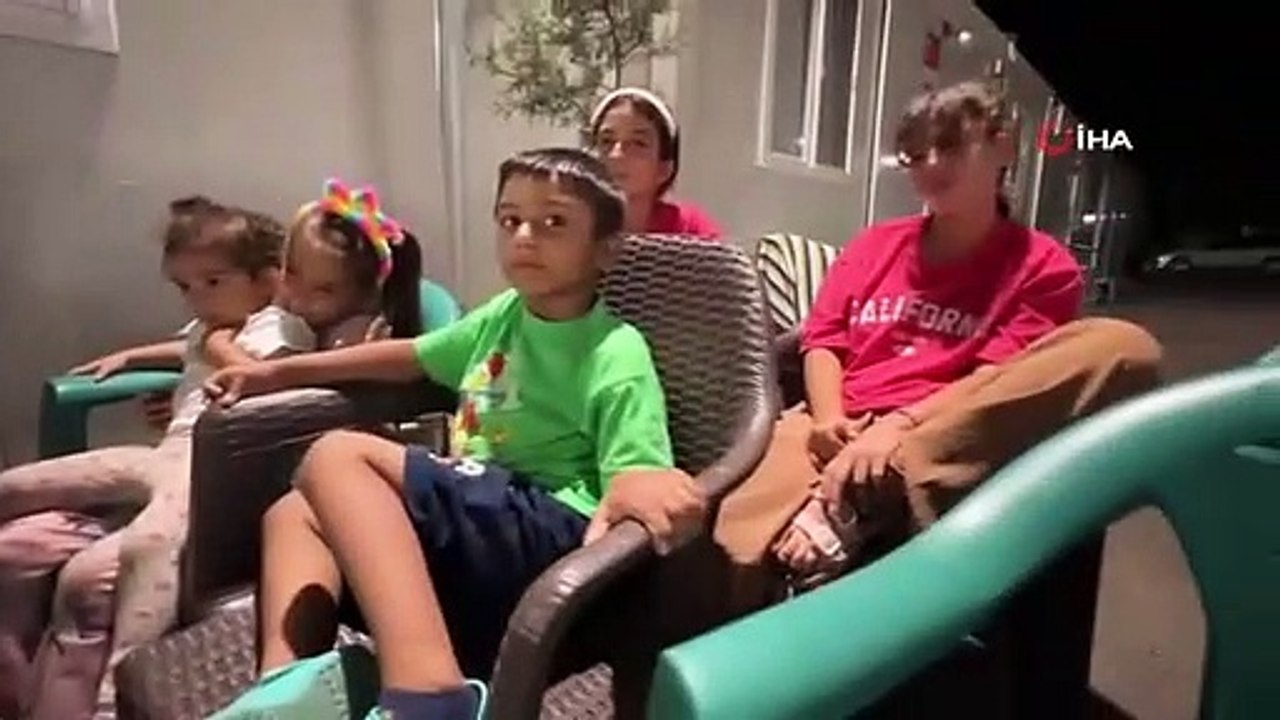 Cinéma surprise des survivants du tremblement de terre à leurs amis dans la ville des conteneurs