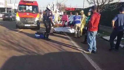 Скачать видео: Duas pessoas ficam feridas em colisão traseira entre carro e moto na Rua Cuiabá