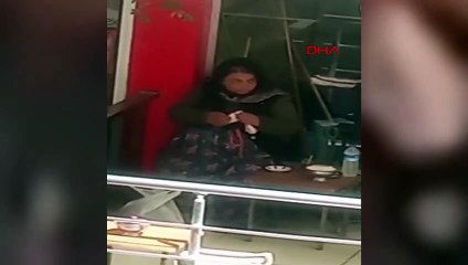 Siirt'te bir kadın dilencinin topladığı paraları çay içerek saydığı anlar görüntülendi