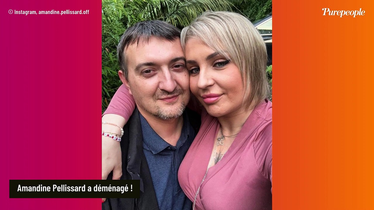 Meubles en marbre, canapé XXL, écran plat... Amandine Pellissard dévoile son intérieur très luxueux !