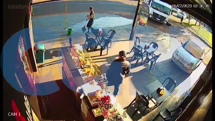 Nasceu de novo! Vídeo mostra que motociclista quase foi atropelada por caminhão após colisão