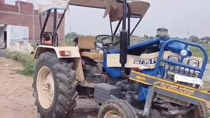 अम्बाह: मिट्टी से भरा हुआ ट्रैक्टर ट्रॉली विद्युत पोल से टकराया,बड़ा हादसा टला