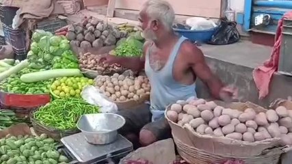 सारण: महंगाई की मार ने रसोई से सब्जियां किया गायब, सुनिए क्या बोले ग्राहक और विक्रेता