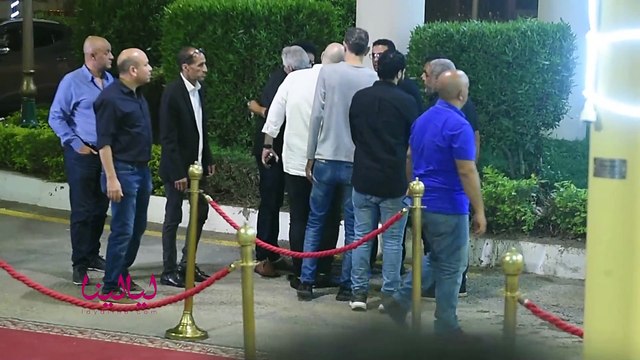 محمد منيررغم حالته الصحية محمد منير يواسي بنت علاء عبد الخالق وتنهار من البكاء معه