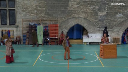 دقيقة صمت عن روح الفتى نائل في افتتاح مهرجان أفينيون المسرحي