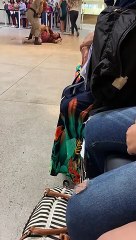 Paciente é agarrada e leva rasteira de PM dentro do Hospital da Mulher