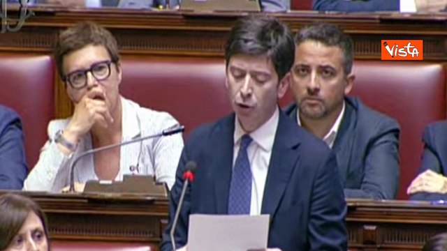 Standing ovation dell'opposizione per Speranza alla Camera: Abbiamo operato nell'interesse del Paese