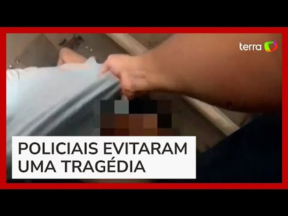 Policiais salvam homem que caiu nos trilhos do metrô de Nova York