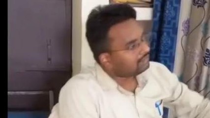 प्रयागराज: विद्युत विभाग के क्लर्क ने कंज्यूमर के साथ की अभद्रता, वीडियो हुआ वायरल