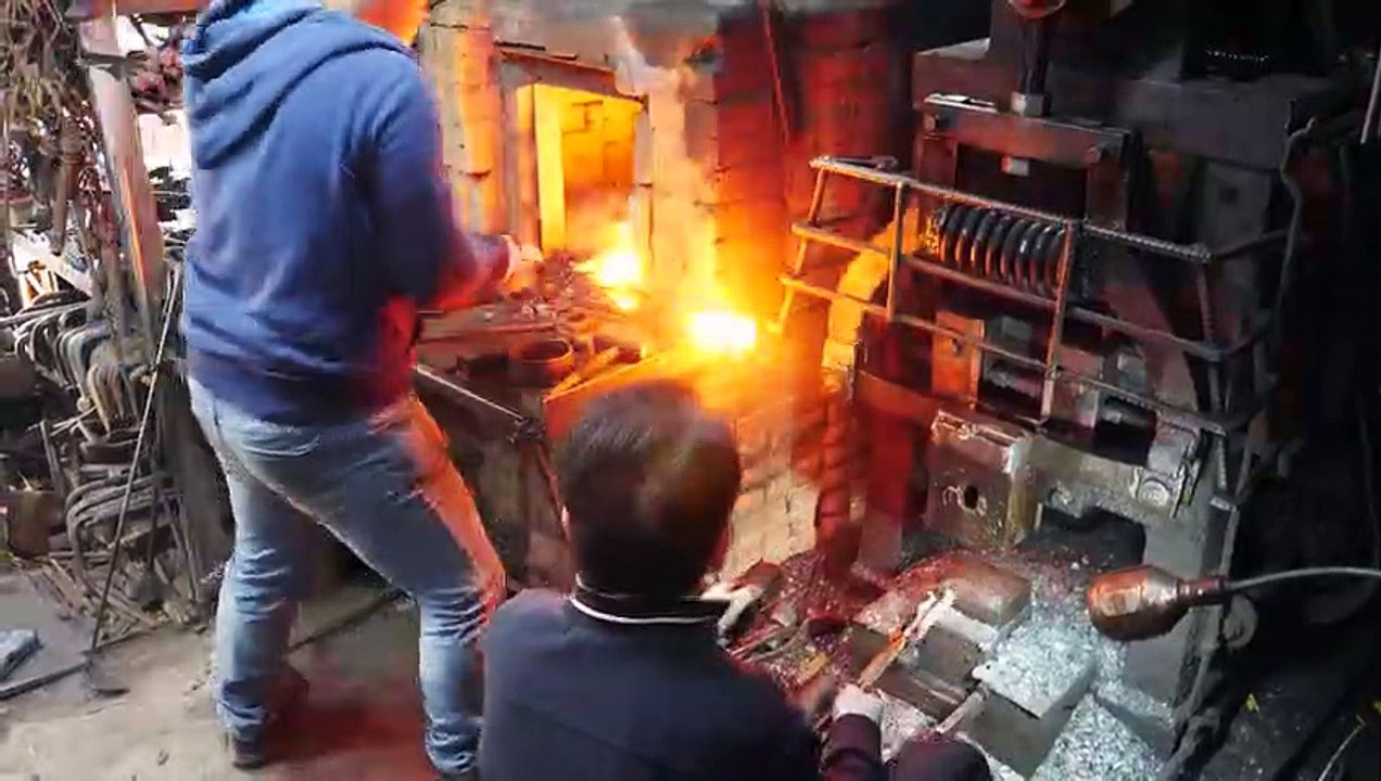 A Korean blacksmith that makes axes. Designated as a future cultural heritage of Seoul(480P)