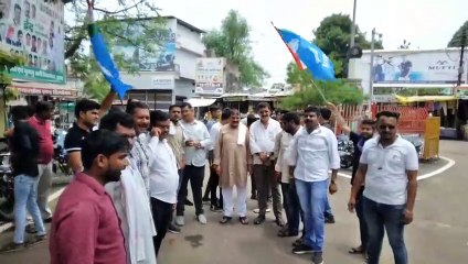 आदिवासी व्यक्ति पर पेशाब करने की घटना पर भाराछासं ने गृहमंत्री का जलाया पुतला