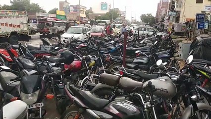 पार्किंग की कमी से हांफ रहे वाहन, इमरजेंसी वाहनों को भी नहीं राहत
