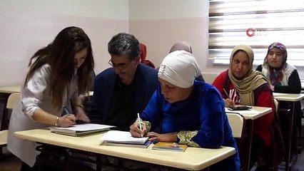Karı-koca Şahinbey tesislerinde beraber okuma yazma öğreniyor