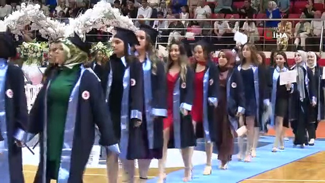 Enthousiasme de la remise des diplômes de 352 étudiants