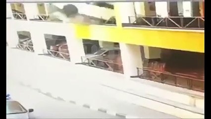 Une voiture chute d'un parking sans raison